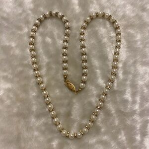 🍀VTG Elegant Pearl/Rhinestone Necklace with Gold Clasp
